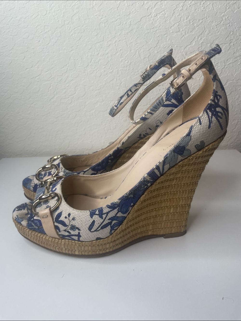 Authentic Gucci Floral Horsebit Ankle strap Charlotte wedge sandal size 8 - Picture 3 of 8